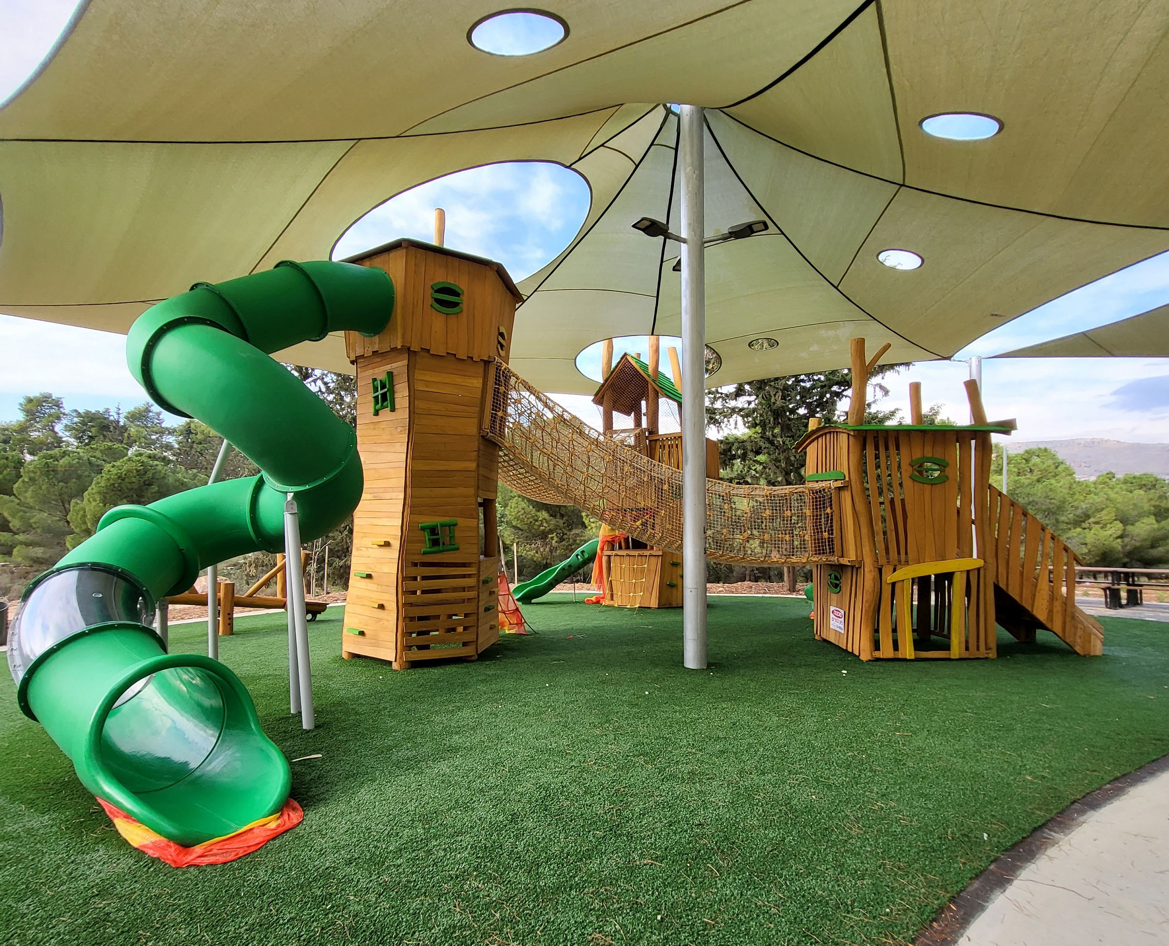 Parco giochi all’aperto riparato dal sole